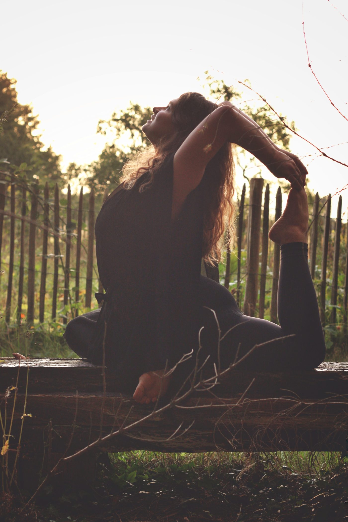 Sofija in einer Yoga-Pose im Abendlicht